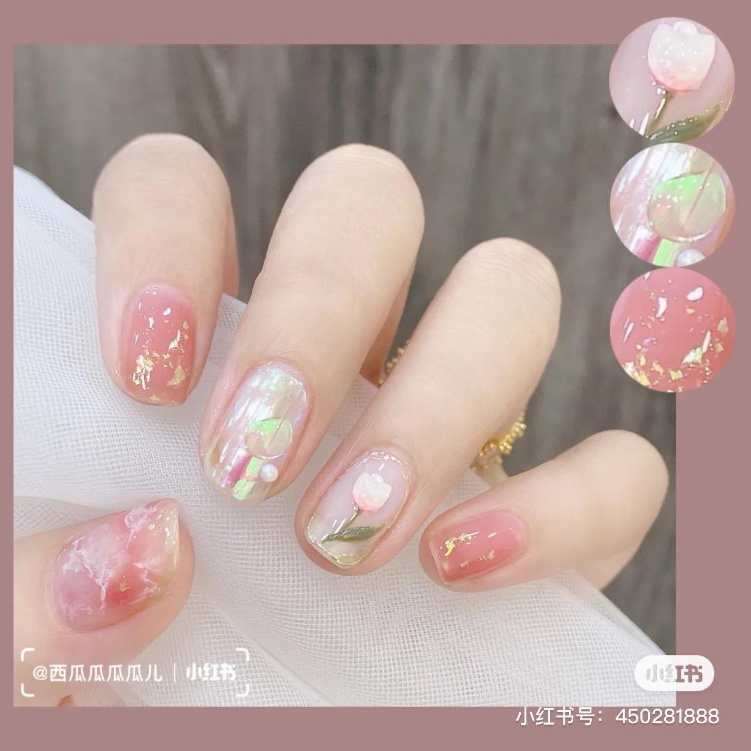 花卉系 · 晶莹清透系美甲 晶莹清透系美甲也可以试试融入花卉元素!尽显温柔优雅气质的细致花卉彩绘,搭配水透感的肉粉色、玫瑰色、豆沙色上手还非常显白~