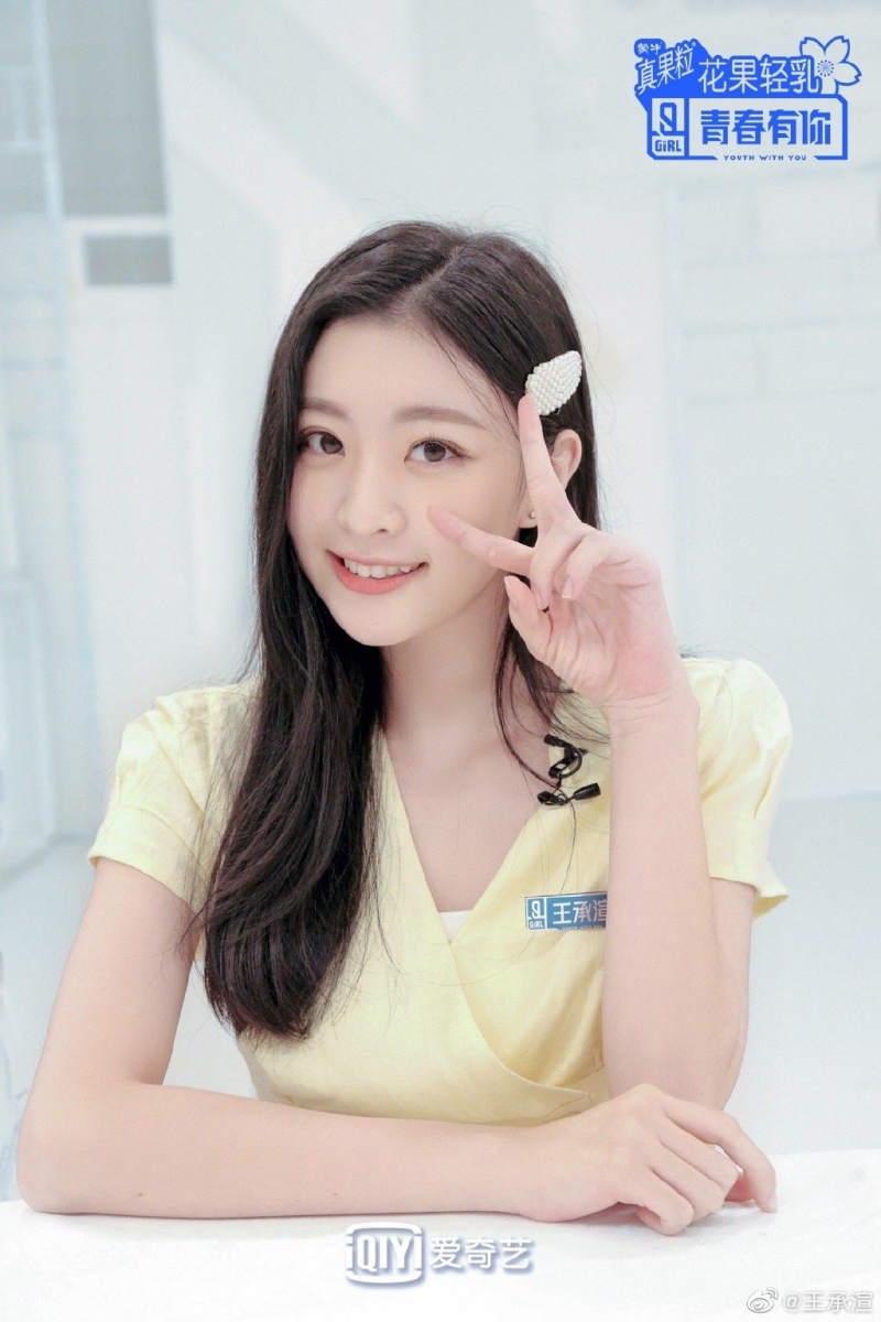 # 7 王承渲 《青春有你2》中长相如小白兔般清纯甜美的王承渲，一再在舞台上带给观众们颠覆形象、与众不同的演出，驾驭各类风格尽显百变魅力。可惜自第一次公演舞台后镜头很少、沦为节目工具人，最终卡位遗憾落败。但编觉得可爱的忙内承渲还很年轻，青你参赛仅是开始并非结束，相信接下来她一定会凭借圈粉个性、坚定的信念和超强舞台实力走花路的！