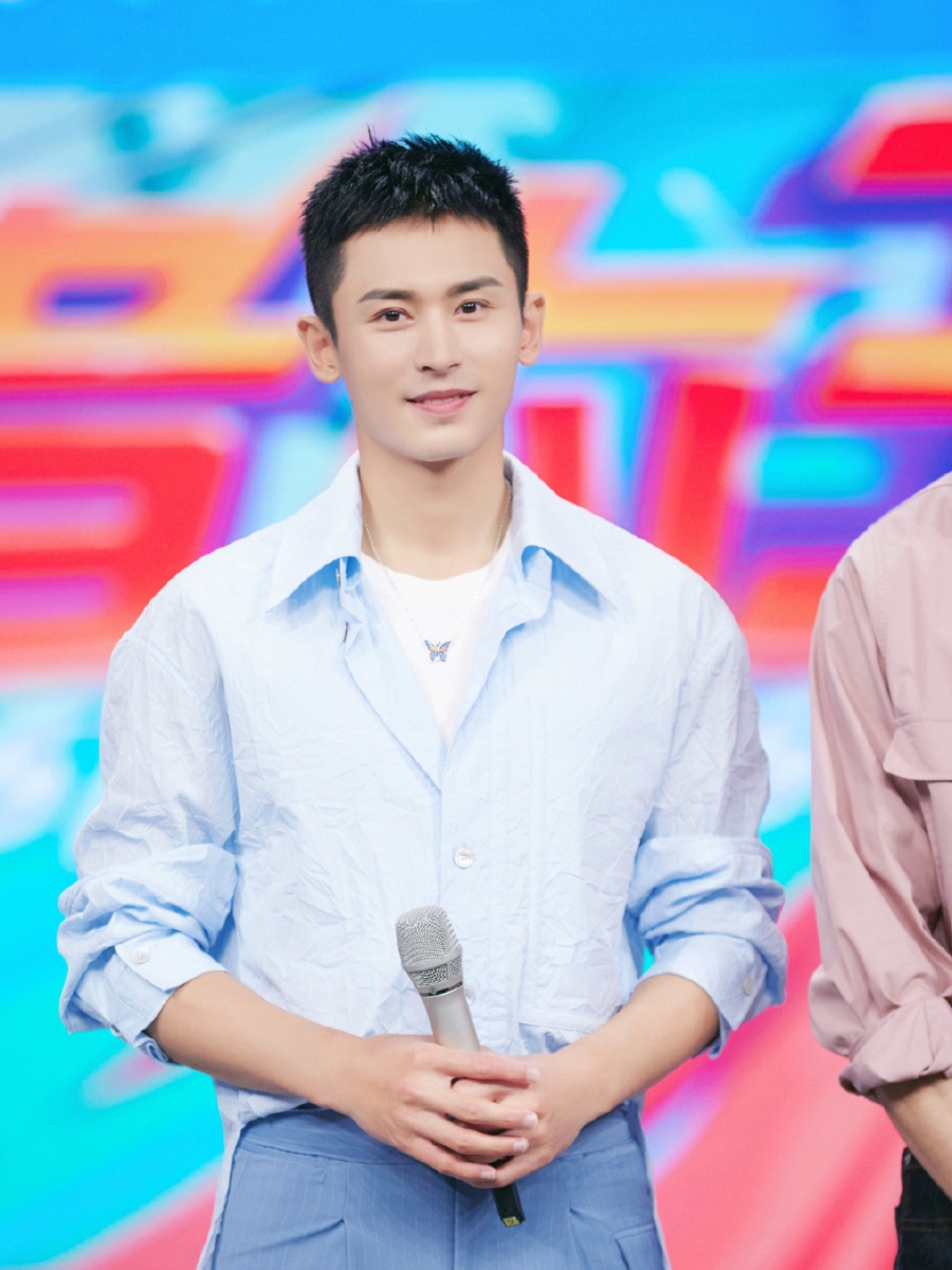 TOP 9 ：张哲瀚    一直耐心雕琢演技、勤恳埋首剧组拍戏的实力派90后演员张哲瀚，今年终于迎来彻底爆红作品《山河令》；剧中饰演乍看冷淡内敛实则心底温柔强大的侠客周子舒，和龚俊出演的温客行CP感炸裂！