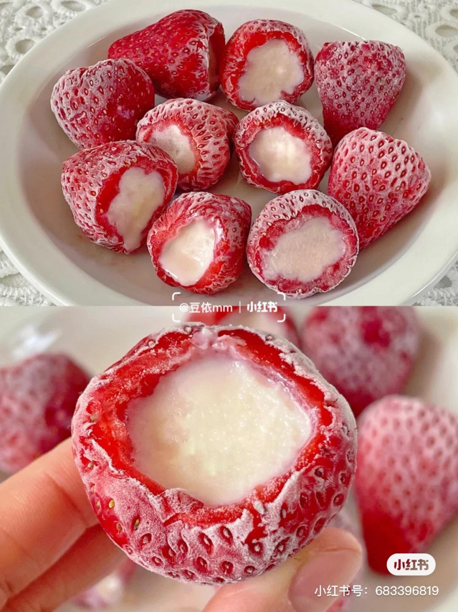 # 草莓炼奶冻 好吃甜食的女生这款超简单、入口即化的草莓炼奶冻绝对深得你心!准备适量草莓和炼乳,将草莓洗干净去掉根部,用粗吸管或小勺子将草莓中间的果肉掏出一个洞,再挤入适量炼乳冰到冰箱里冷冻3小时以上即可。掏出来的果肉也可以用来做上面提到的草莓气泡养乐多,别倒掉浪费了~