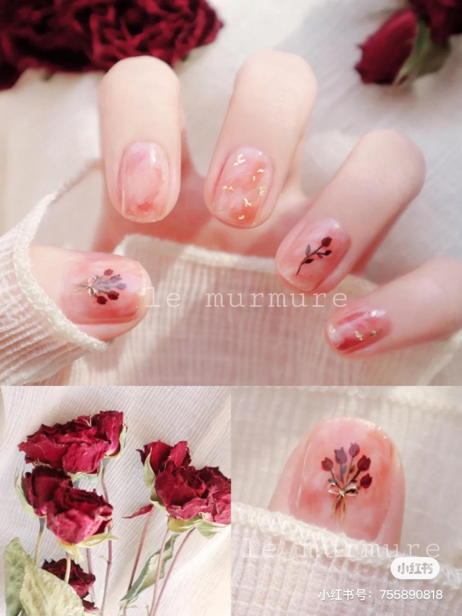 花卉系 · 晶莹清透系美甲 晶莹清透系美甲也可以试试融入花卉元素！尽显温柔优雅气质的细致花卉彩绘，搭配水透感的肉粉色、玫瑰色、豆沙色上手还非常显白～