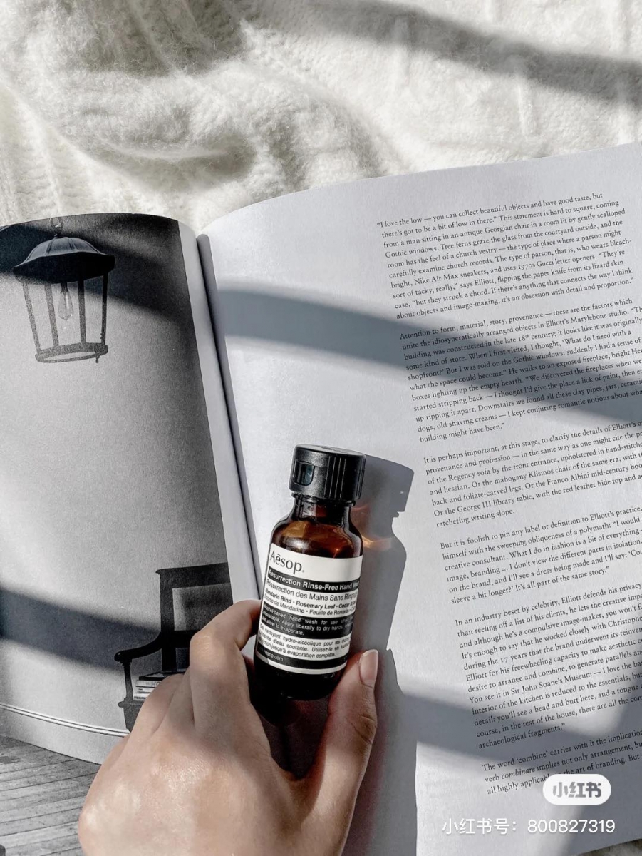 # 2 Aesop Resurrection Rinse-Free Hand Wash 免洗洗手液 / 50ml 防疫期间包包里必备的「免洗洗手液」,一半因为添加杀菌酒精浓度很高导致味道很浓很冲,或是用完后双手皮肤容易拔干。这款Aesop免洗洗手液成分包含从天然甘蔗中萃取出的乙醇成分,杀菌效果好的同时里面也蕴含高保湿成分,味道是草本香气非常治愈。