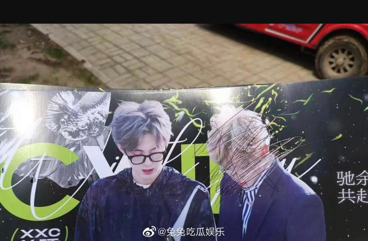 微博上认为父母事件不该由孩子承担、继续支持余景天和认可他努力的声音很多,但同时恶评和要求他退出比赛的声浪也不小;粉丝见面会上也被曝出有人领走余景天+徐新驰的海报,在余景天人像部分进行恶意涂鸦。希望大家理智追星和看待此事,不要因此否定了Tony的努力。