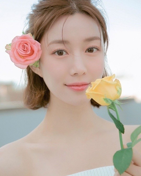 1992年生的李多寅出演过多部电影之外，也曾参演韩剧《花郎》、《爱丽丝》、《二十岁》、《囚犯医生》等；母亲是前辈演员甄美里，亲生姐姐李侑菲是近年代表作颇多的新晋大势女演员。