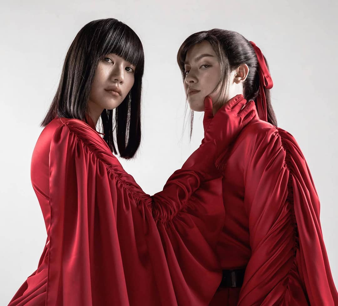 Netflix高能泰国剧集《Girl From Nowhere 禁忌女孩》(又译:转学来的女生/莫测高深一女生)在全球多地深受欢迎,不久前上线的第二季故事一举拿下多地区的播放量TOP,无论是剧情、剧内演员在网上都掀起热议。
