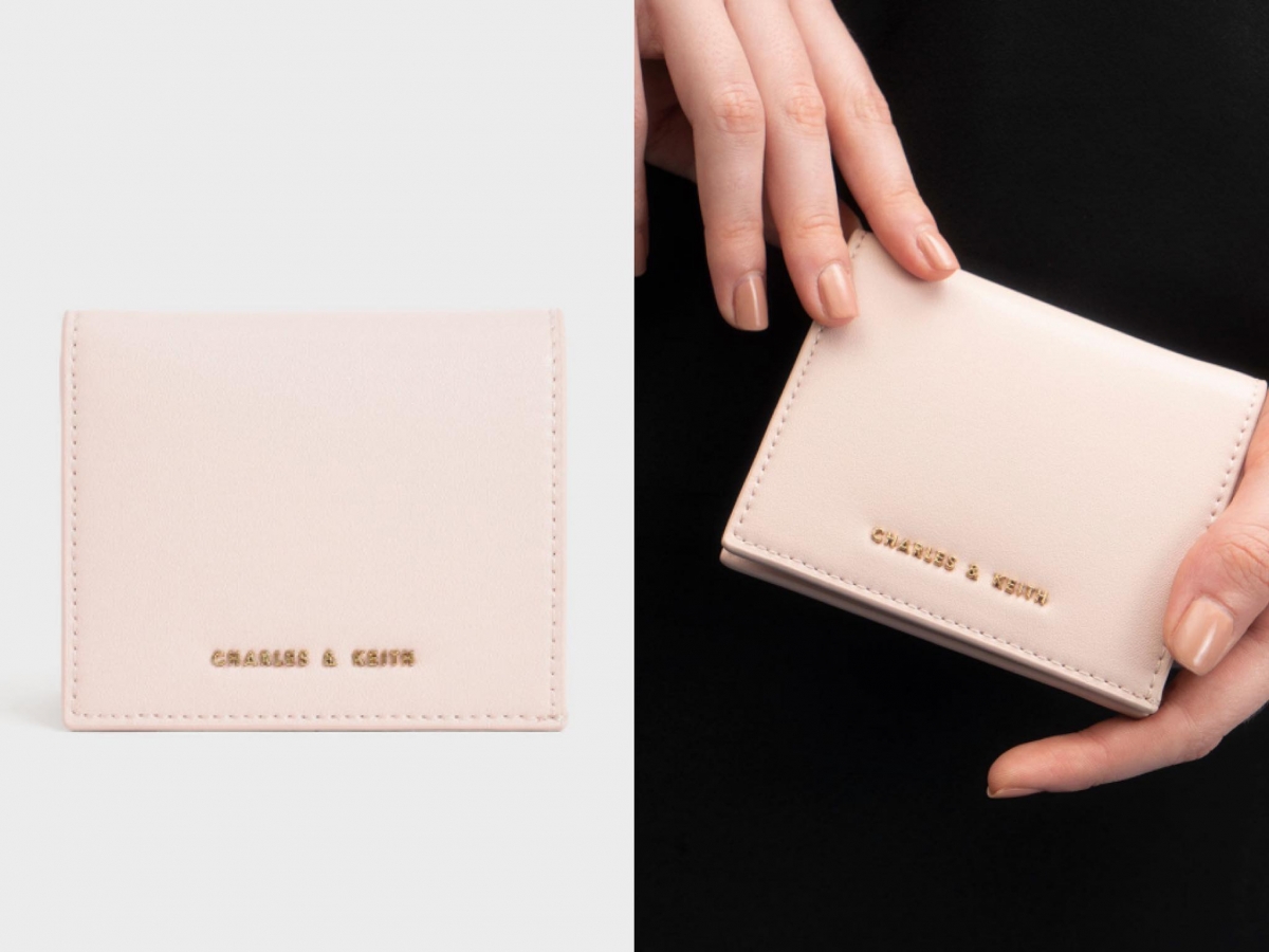 #4 Charles & Keith 最新粉色折叠设计短皮夹 近期超热销的浅粉色折叠式短皮夹,全素面设计简约大气,内里有六格卡片夹层,一个纸币夹层,后侧有拉链零钱夹层,小巧Size非常方便携带,最适合喜欢背偏小号包包出门的女生,不用担心钱包装不进小包包里~
