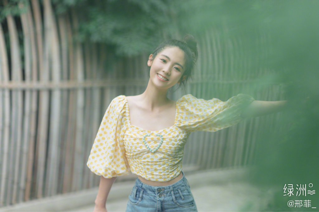 # 防晒不能只顾脸 邢菲强调炎炎夏天下不止要照顾脸部防晒，手、脚也不能忽略防晒哦！特别是穿短裤短袖出门，没有衣物遮挡的肌肤特别容易晒黑，可以利用喷雾型身体肌肤防晒产品让防晒黑分子分布均匀，比起霜状的防晒霜也更清爽不粘腻。