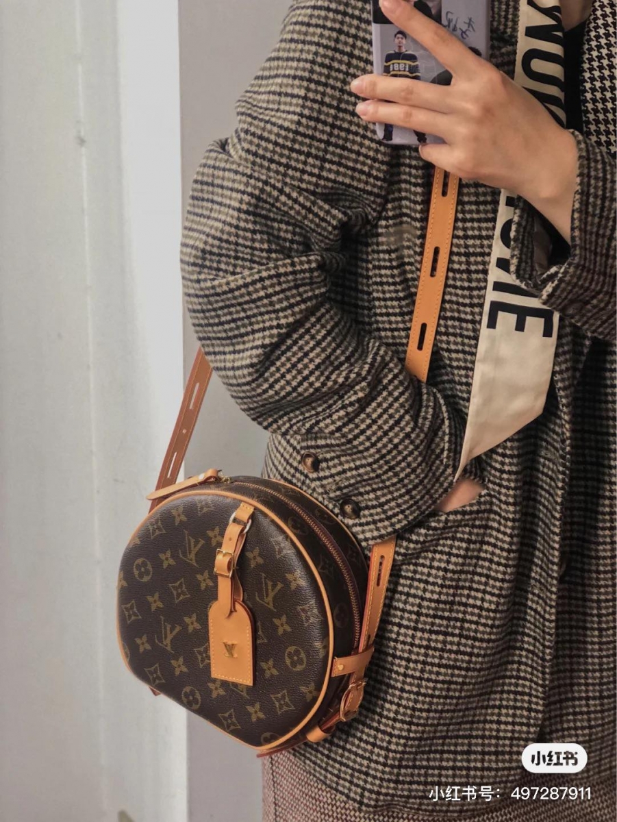 # 精品小圆包推荐 3 :LOUIS VUITTON 经典小圆包 但凡在网上搜索「圆饼包」相关单词,除香奈儿以外必定还会留意到LV家的经典老花设计小圆包~这款也是许多女明星、网红博主的「爱包」哦!特别是搭配了老花设计、质感皮革细节点缀,感觉就是款「怎么搭怎么好看」的百搭包款~大号、小号size都各具美感