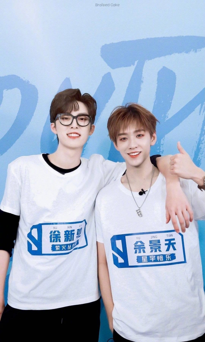 # 余景天更换微博名和头像,被拍到和徐新驰外出旅游~ 余景天Tony日前517正式将微博名更换成了余景天-YJT,将青春有你前缀去除;不久前被网民偶遇「驰余CP」余景天和徐新驰在一处海边旅游,让粉丝们激动高呼:「为帅哥友谊流泪的一天」、「两位小哥哥一定都会越来越好的」!