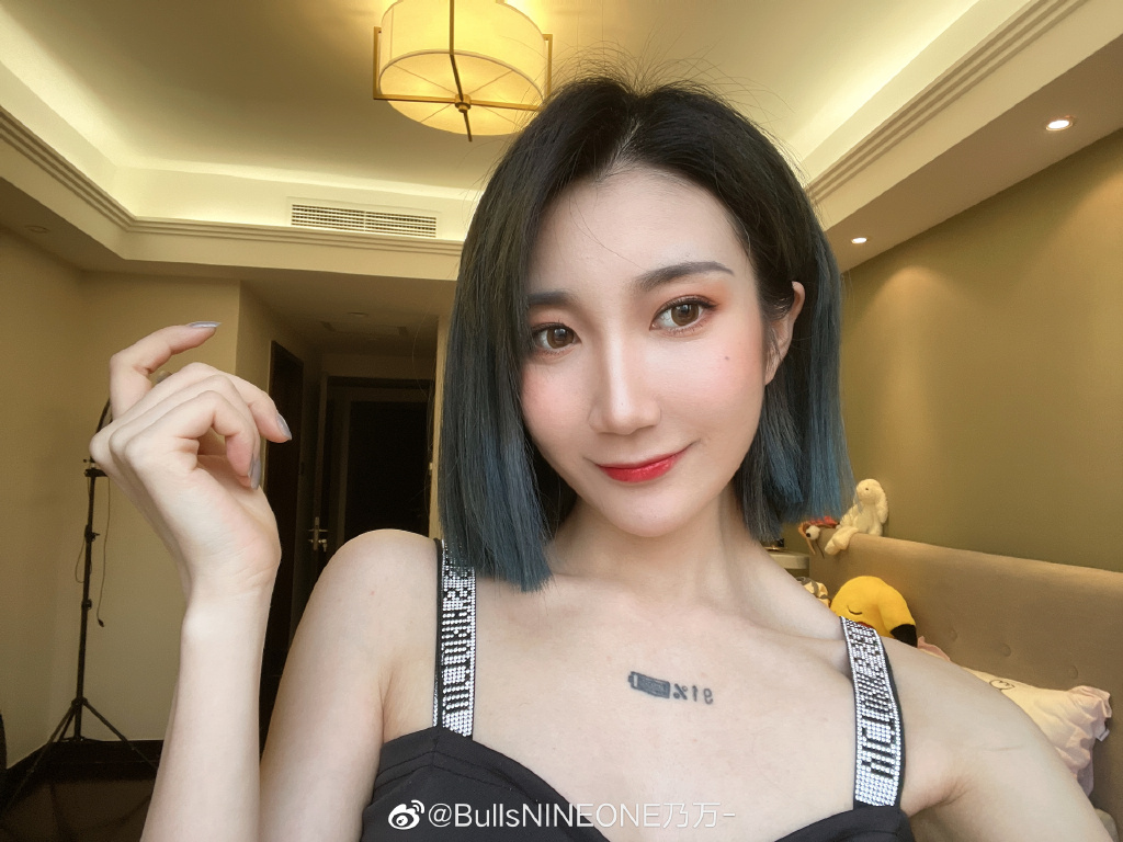 # 6 乃万 Rapper乃万又A又飒的外表加上有些反差萌的「奶萌」性格非常讨喜！成团夜当晚她遗憾卡位第十，发表感言时泪崩道：「第十名…（对我而言）是成就、也是成全」让粉丝们心碎不已。但以乃万的实力看来Solo完全没问题，也让不少看好她的网民表示：「乃万某程度上来看solo更合适、更有发挥空间，总比跟着一个以影视、综艺为发展中心的女团浪费时间来的更好！」