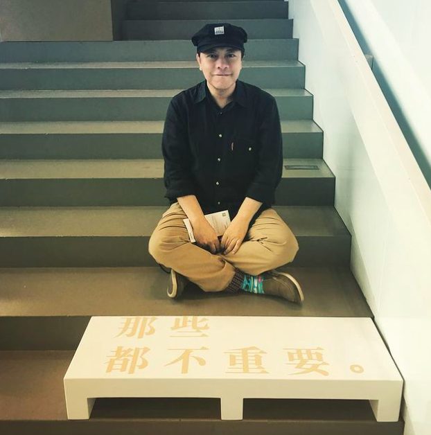 此外他也提及人工智能逐渐发达,未来不少领域的专职很可能被AI取代,因此打工一族们更加要积极善用上班以外的时间,提升自己的知识储备:「不去学习新的能力,未来产生巨变的时候你要靠什么去面对这个未来呢?所以你只有在“不再996”的情况下才能储备时间、把自己准备好,学习新的技能和知识,才能应变未来的变化。而不是把时间全部投资在一家不值得的公司。」
