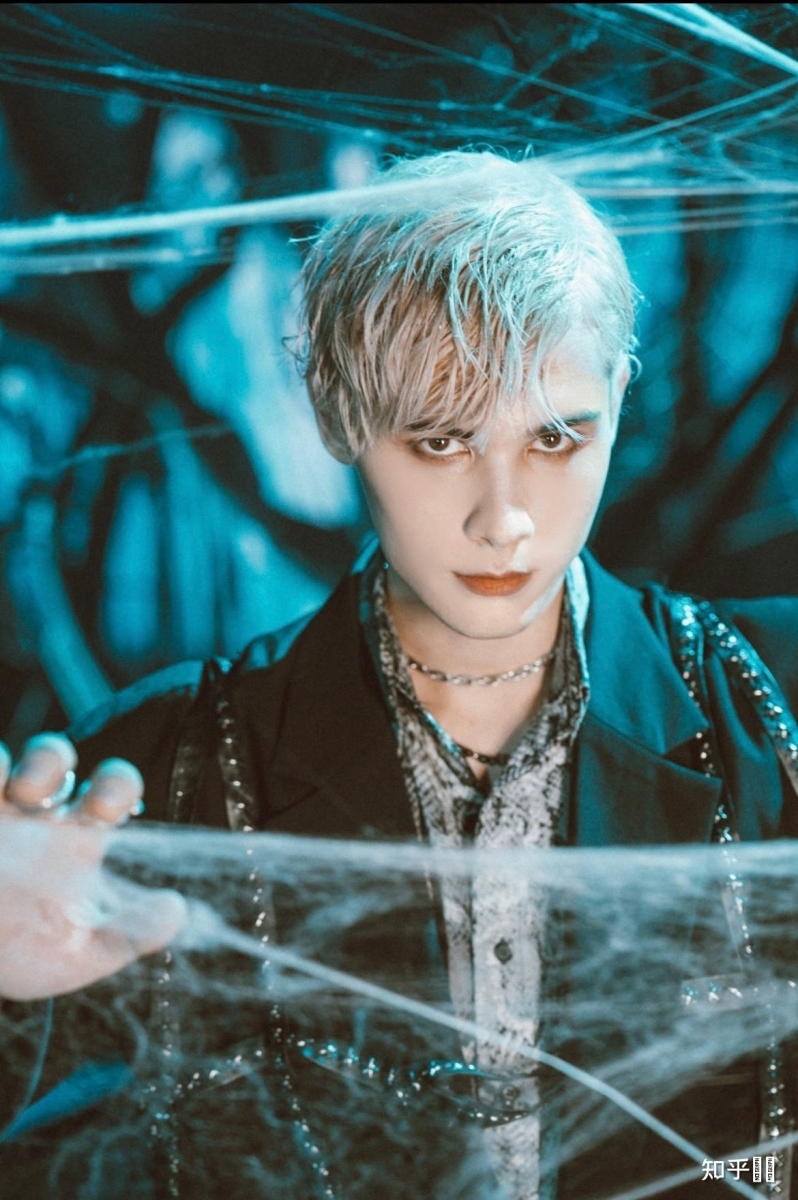 「笋丝和路人笋分寸感拿捏了,爱需要克制和互相尊重」; 「利老师活出了明星爱豆们最羡慕的样子」; 「创是利路修,关卫俊浩什么事,对吧?弗拉季斯拉夫·伊凡诺夫 」