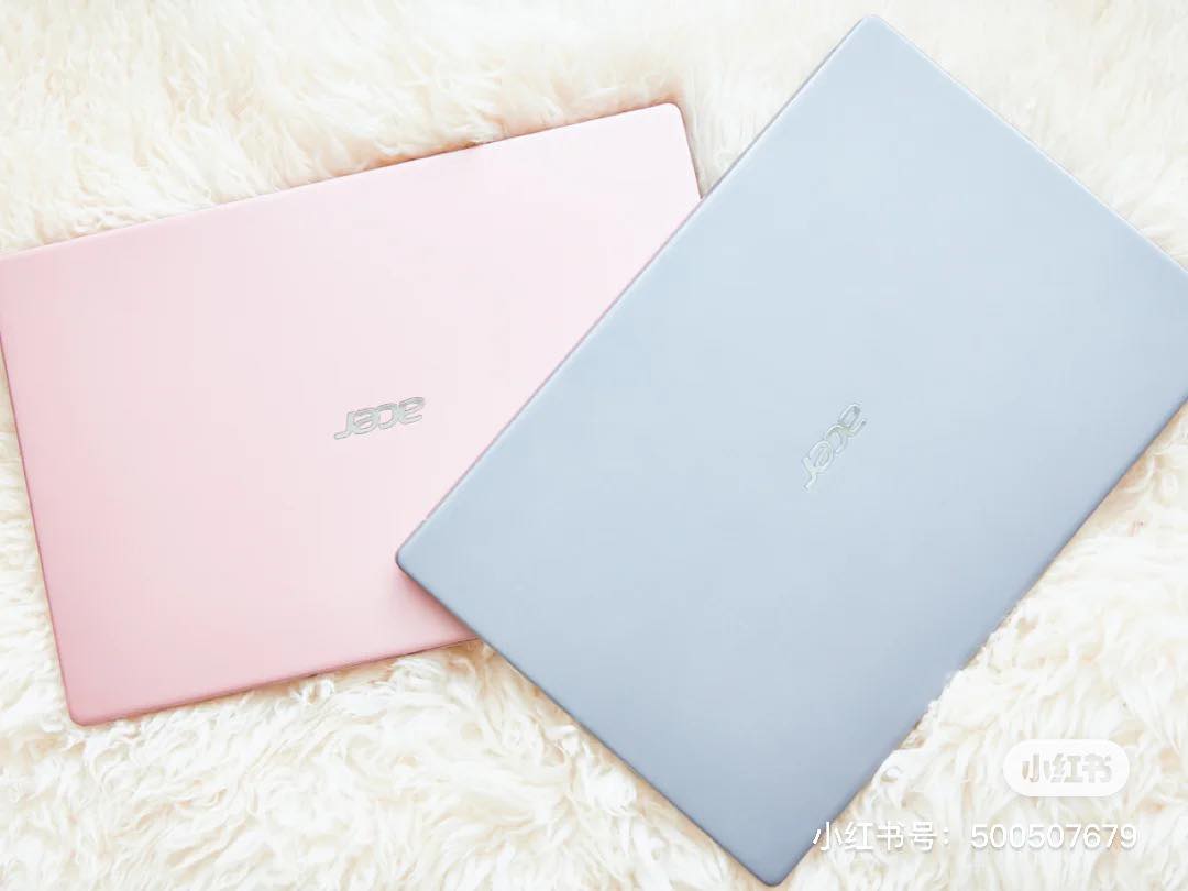 Acer Swift 3 Acer Swift 3 虽然已经推出了一段时间,但每每在网上提到「经济实惠又高颜值的手提电脑」,推荐清单中必定会有它!MX250独立显卡色彩饱满、办公用途绰绰有余,打游戏的视觉效果也不赖。大约1.2KG左右的重量随便放到包包里就能轻松携带出门;高级金属感银灰色、仙女粉色款真机都非常好看~