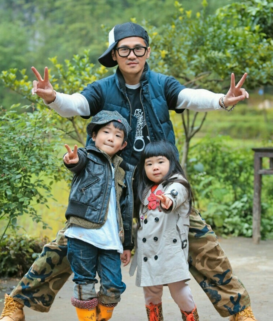 # Joe & Grace 「舅」和「包子姐姐」都长成帅气小少年和漂亮长腿美眉啦!特别是今年10岁的Grace暴风抽高,身高已经到爸爸的肩膀以上了,完全承袭了美妈咪速玲的长腿优越基因啊~