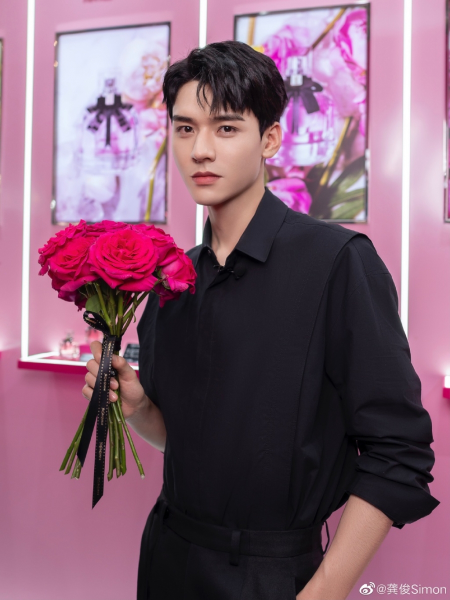 TOP 10 :龚俊(得票数 136863)    甜宠剧专业户龚俊2020年播出的作品包括《致我们甜甜的小美满》、《从结婚开始恋爱》、《绝世千金完结篇》,人气逐步见长;今年2月播出的《山河令》中饰演看起来温润如玉玩世不恭、真实身份却是心思缜密鬼谷谷主的「温客行」,正式「熬出头」爆火!戏外「喜剧人」个性的他也收割了不少人路转粉、获广泛关注,被看好会成为新一代高人气男神!