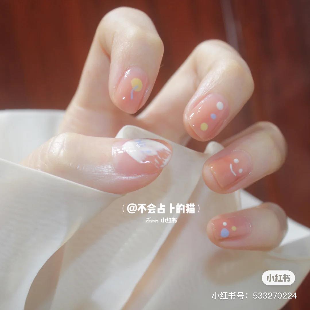 彩色系 · 晶莹清透系美甲 Blackpink Rosé、泫雅带起的童趣感元素美甲风潮,彩色点缀搭配清透甜糯的底色,减龄少女感MAX!虽然融入的色彩元素很多但依然很百搭,是本季超不NG的美甲款式哦~