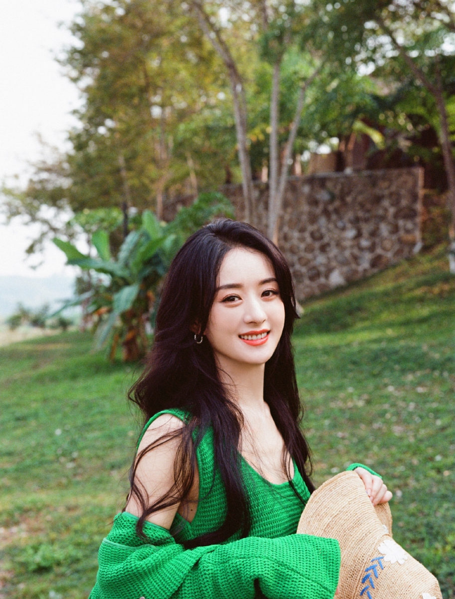 TOP 3 ：赵丽颖    赵丽颖2006年进入演艺圈后，一步一脚印从配角上升到如今影视一姐的地位，《陆贞传奇》挑大梁演出备受好评、人气急升，隔年2014年更被评选为金鹰女神正式晋升一线。而后陆续有《花千骨》、《楚乔传》、《知否知否应是绿肥红瘦》、《有翡》等深入民心的作品。月前赵丽颖无预警和冯绍峰官宣离婚，原是演艺圈金童玉女的二人仅维持了短短几年的婚姻，让各界大感震惊。但离婚消息公布后颖宝的状态依旧很好，来临待播作品《幸福到万家》、《谁是凶手》中都有很具突破性的演出！期待她重磅回归～