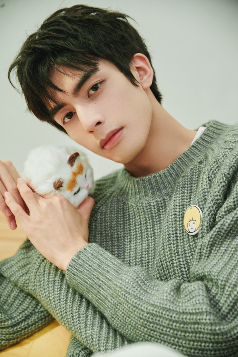 TOP 9 :宋威龙 从模特转型成演员的1999年生男神宋威龙,去年凭借《一家人之名》、《下一站是幸福》中见长许多的演技大受好评。编觉得宋威龙可能因为不是科班出身,因此演技表现有的时候比较依赖搭戏的演员能不能帮他带戏,像是和比较有经验的谭松韵、宋茜演起戏来很放得开,但和鞠婧祎合作的《漂亮书生》就表现一般。