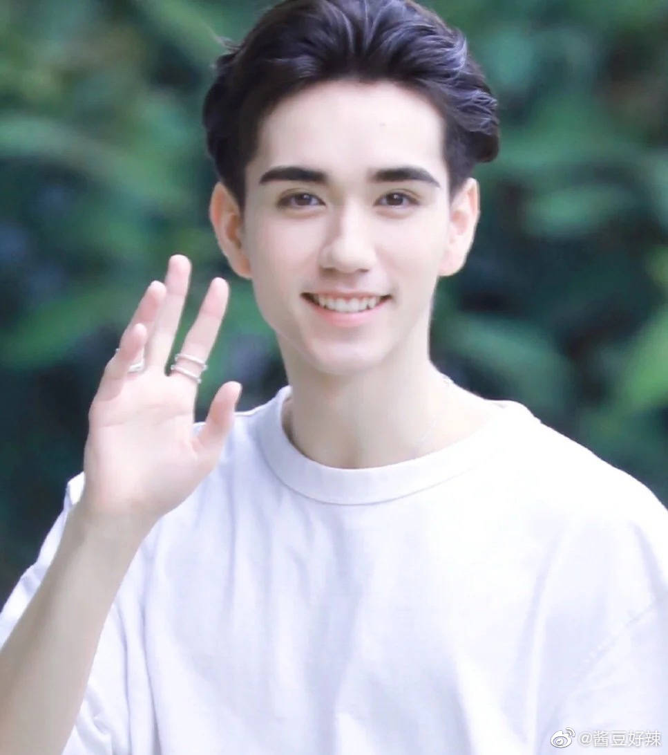 # 4 和马 和庆怜、米卡同属一个团体的和马，初舞台Vocal实力就圈粉无数，颜值+实力都被认定「非常有出道相」，前几期的各大榜单中都是排名领先的热门选手之一。然而就在第一次顺位公布前，和马因为家庭原因与公司和节目组协商下确认退赛，给粉丝们留下满满的遗憾和不舍。