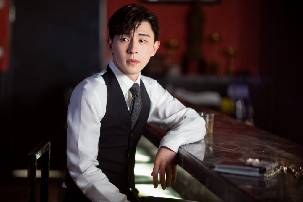 TOP 6 :邓伦(得票数 234631)    男神邓伦结束了献礼剧拍摄后有段时间没进组拍剧,网上有传他来临很可能接下一部律师题材相关的剧本,但目前重心依然在综艺节目~日前《密室大逃脱第三季》正式上线,两位男神邓伦和王嘉尔的互动笑点满满,强烈推荐大家入坑!