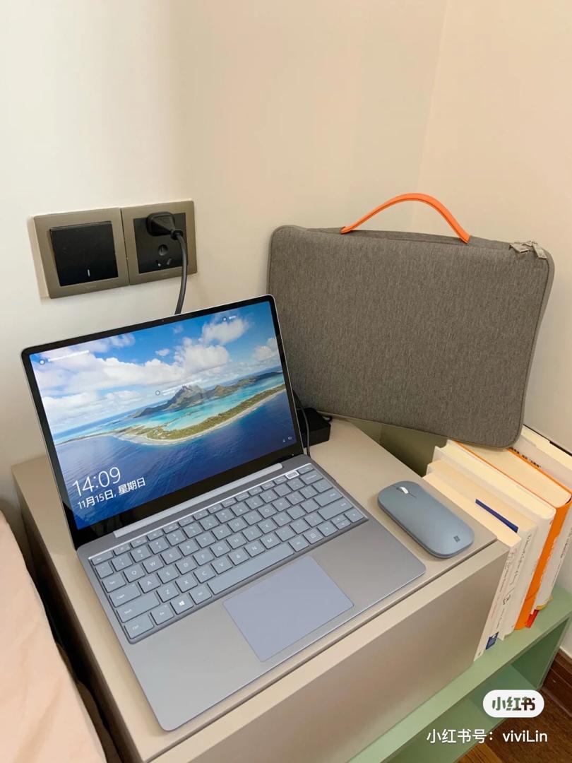 Microsoft Surface Laptop Go 主打随处可用超便携的Surface Laptop Go,月前新上市就在网上掀起热议!其中「冰雪蓝色」、「沙岩粉金色」大受女生消费群喜爱,Touch Screen触控屏幕、续航力长大13小时、重量仅1.1KG左右,重点是价格还很经济实惠。功能性部分,虽然不能做太重型的操作,但一般办公、做作业使用十分友好。