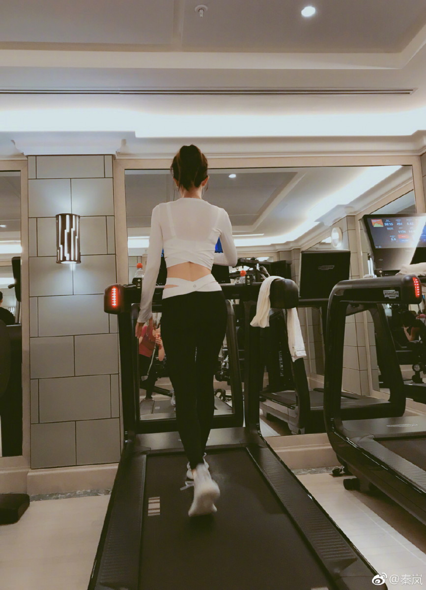 Tips 6 :坚持运动 秦岚曾在采访中分享自己的好身材养成秘诀:「每天都坚持运动至少一小时」,不喜欢动作步骤繁多的运动,上跑步机跑步,或者慢走、快走都可以,坚持让每天出汗量达标。