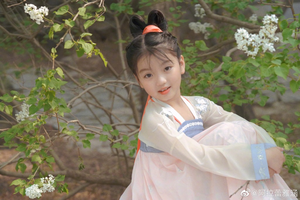 # 阿拉蕾 节目第四季素人萌娃阿拉蕾和小山竹一样依旧活跃于演艺圈,微博上经常分享好看的写真美照,身高长了不少但萌萌的样子和小时候几乎没变化~