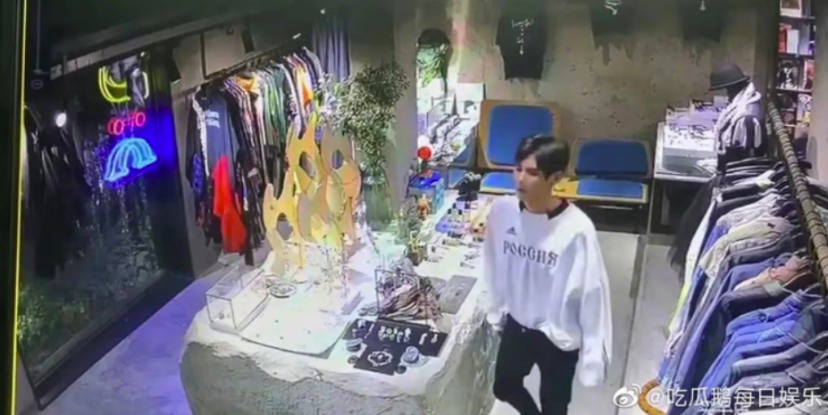 在保安前来后当事人把戒指放回到原位、拿起其他商品查看;后来在保安离去后不久再次把戒指试戴上手,最后没结账就戴着戒指离开店铺。