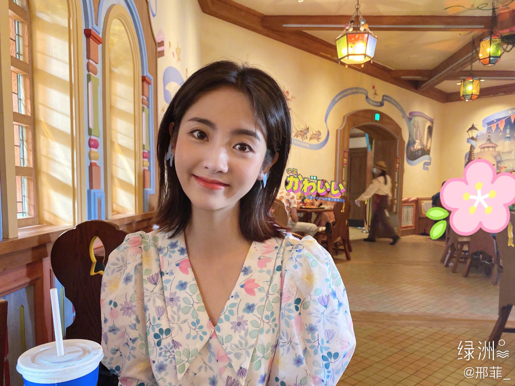 近些年来甜宠剧不少，也带火了多位演技好、有观众缘的新晋演员，邢菲就是其一！她年前和林一主演过《致我们暖暖的小时光》创下高收视，今年初和唐晓天主演的《我的小确幸》狂撒糖好圈粉；近期热播的《乌鸦小姐与蜥蜴先生》中还搭档了一线小生任嘉伦主演。