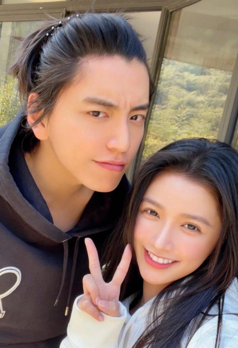 网民对王大陆蔡卓宜恋情曝光反应两极化？「心疼陈越」直登热搜！ 王大陆和蔡卓宜被曝出恋情后，不少网民予以祝福、觉得笨蛋哥哥+甜心妹妹组合很般配，也有部分网民为当时在《怦然再心动》中和蔡卓宜组CP失败的素人男嘉宾陈越抱不平，在 #王大陆蔡卓宜 话题登上热搜的同时，#心疼陈越 话题也掀起了微博网民热议。