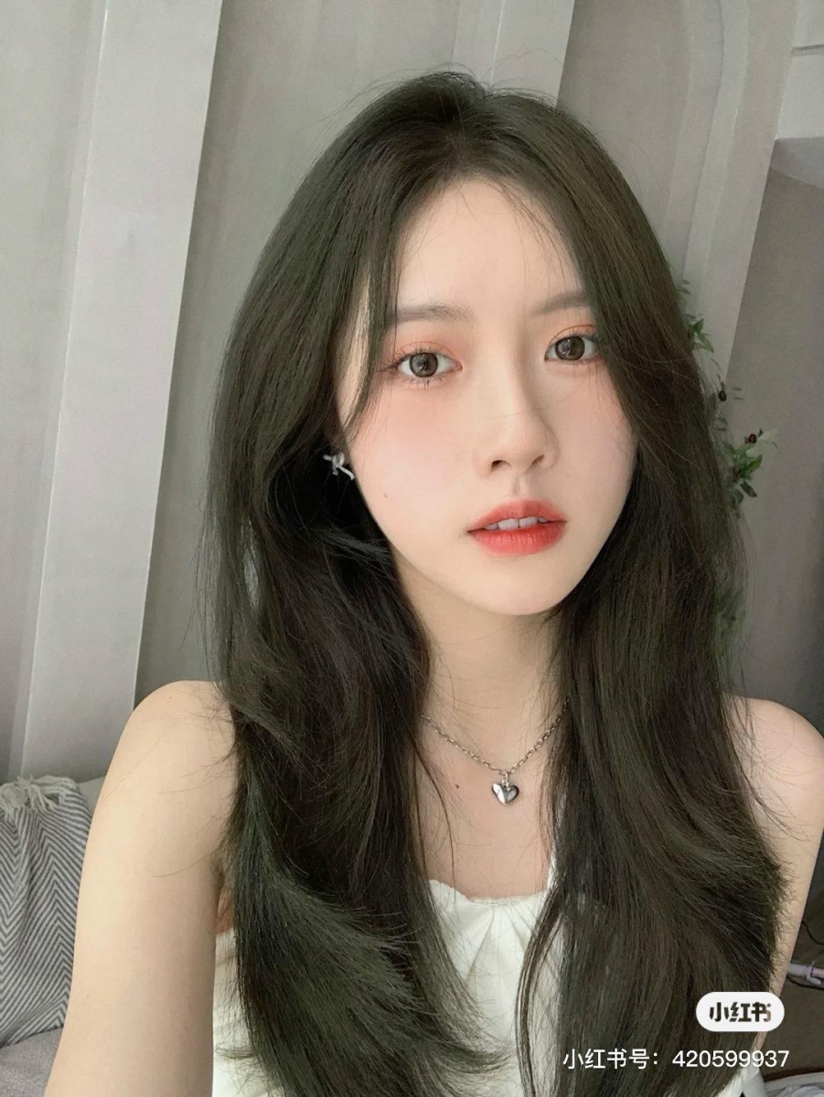 iPhone原相机拍摄总感觉脸上皮肤瑕疵和油光很明显、带妆看起来脏脏的?每次拍完照后都要花很长时间修图、套滤镜?近期小红书上就有几位美妆博主分享了这组「iPhone原相机设定技巧」;只要在Setting上作出几个小调整,零技巧、无需打光,也能自动拍出自带柔美滤镜磨皮感效果,而且出图高清、妆容在照片中看起来干净又明显哟!