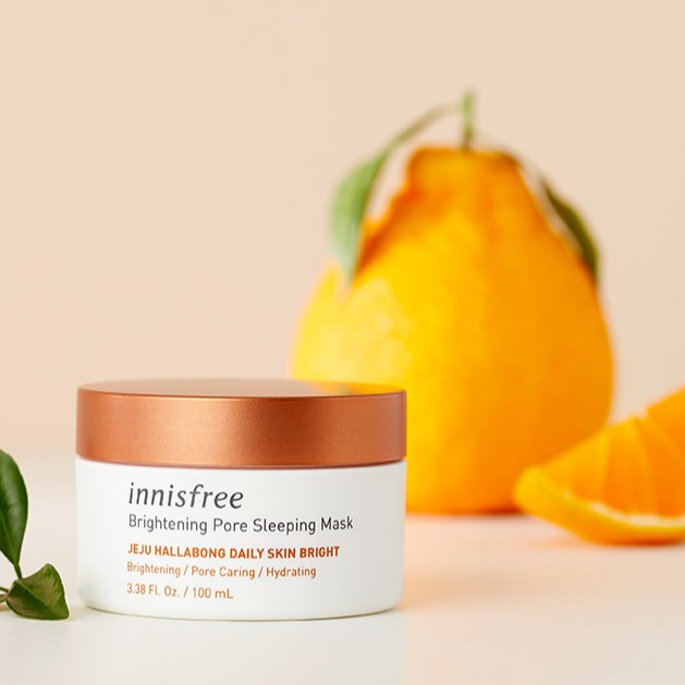 INNISFREE Brightening Pore Sleeping Mask 亮白柑橘系列睡眠面膜 CP值很高Innisfree济州柑橘焕白系列中的这款睡眠面膜,满满维生素C的济州柑橘成分适用于美白提亮肤色和淡斑;此外其中还蕴含了促进肌肤细胞代谢再生、紧致毛孔的成分,让你的肌肤在一夜睡眠中轻松达到修复、美白亮泽、保湿、细致毛孔和均匀肤色效果。