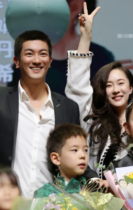 # 嗯哼 近年7岁的嗯哼褪去一点Baby Fat后五官越来越深邃立体了呢~站在身高180cm的爸爸身前明显长高了不少,相信过不久高度就要超过爸爸肩膀啦!