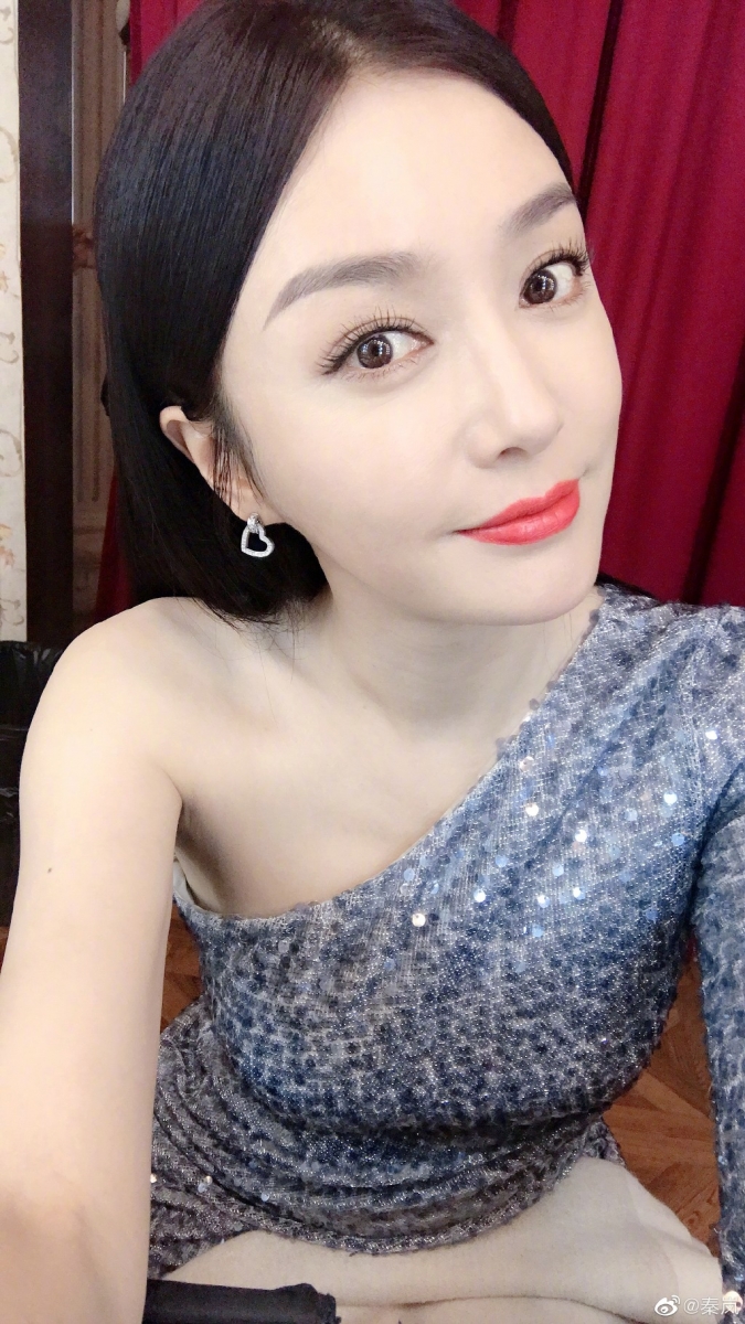 Tips 2 :分区卸妆很重要 眼唇妆一般非常防水防汗,使用一般卸妆产品需要来回按摩很多次才能彻底清除残妆,这样一来很容易拉扯到肌肤、更易形成细纹。因此秦岚建议大家平日里一定要做好针对性「分区卸妆」,眼唇使用专门的卸妆产品进行清洁,全脸卸妆则选用适合自己肤质的产品做好彻底清洁。