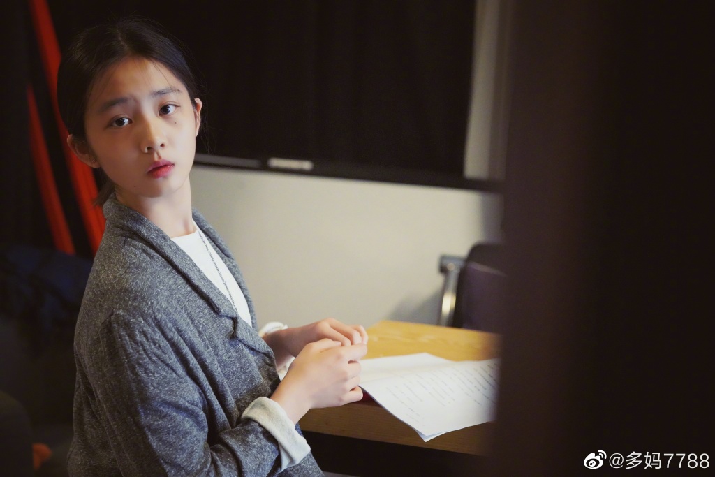 # 多多 黄忆慈 恩爱夫妻档黄磊和孙莉的大女儿多多已经长成亭亭玉立的大姑娘了~目前在学中的她积极参与舞台剧演出,不久前妈妈还晒出她和何炅老师的后台排练侧拍照,不少网民都说:多多长得好有灵气、和妈妈的样子越来越像!