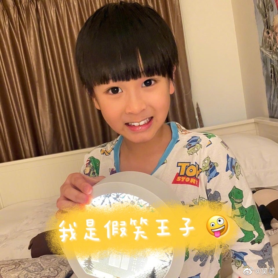 # Max & NeiNei 完美承袭爸爸和妈咪高颜值的NeiNei & Max姐弟二人,虽然已经不常出现在荧光幕前,但依然可以从晒娃狂魔吴尊爸爸的社交平台上追踪到俩人的近况!