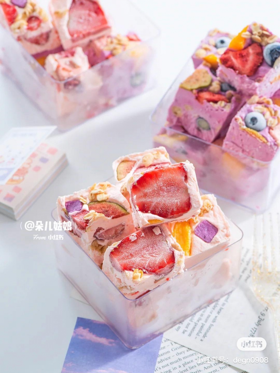 # 冷冻草莓鲜果酸奶冰 闷闷热热的天气最适合来一块酸奶冰消消暑!首先准备好淡奶油 200g、草莓粉适量、酸奶200g、白糖20g、草莓适量、鲜果切块适量、燕麦坚果适量。