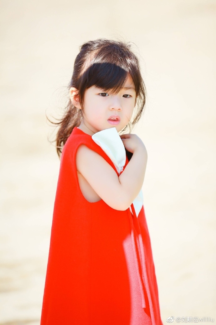 # 小泡芙 宠女狂魔爸爸刘耕宏不久前上传了一张小泡芙照片表示:「想念以前可爱的小泡芙了...现在长大都变美了」,萌萌的小泡芙身高长了不少、身板和妈妈一样很纤瘦,都已经长成漂漂亮亮的小少女啦 ❤️~