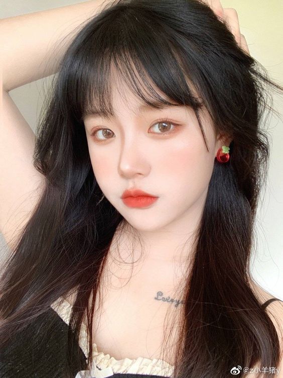 步骤(一)预先洗头 还没用洗发水之前,一定要先用温水把头发打湿冲洗一遍;这样一来可以将头皮和发丝上沾染到的污垢、汗水清干净。