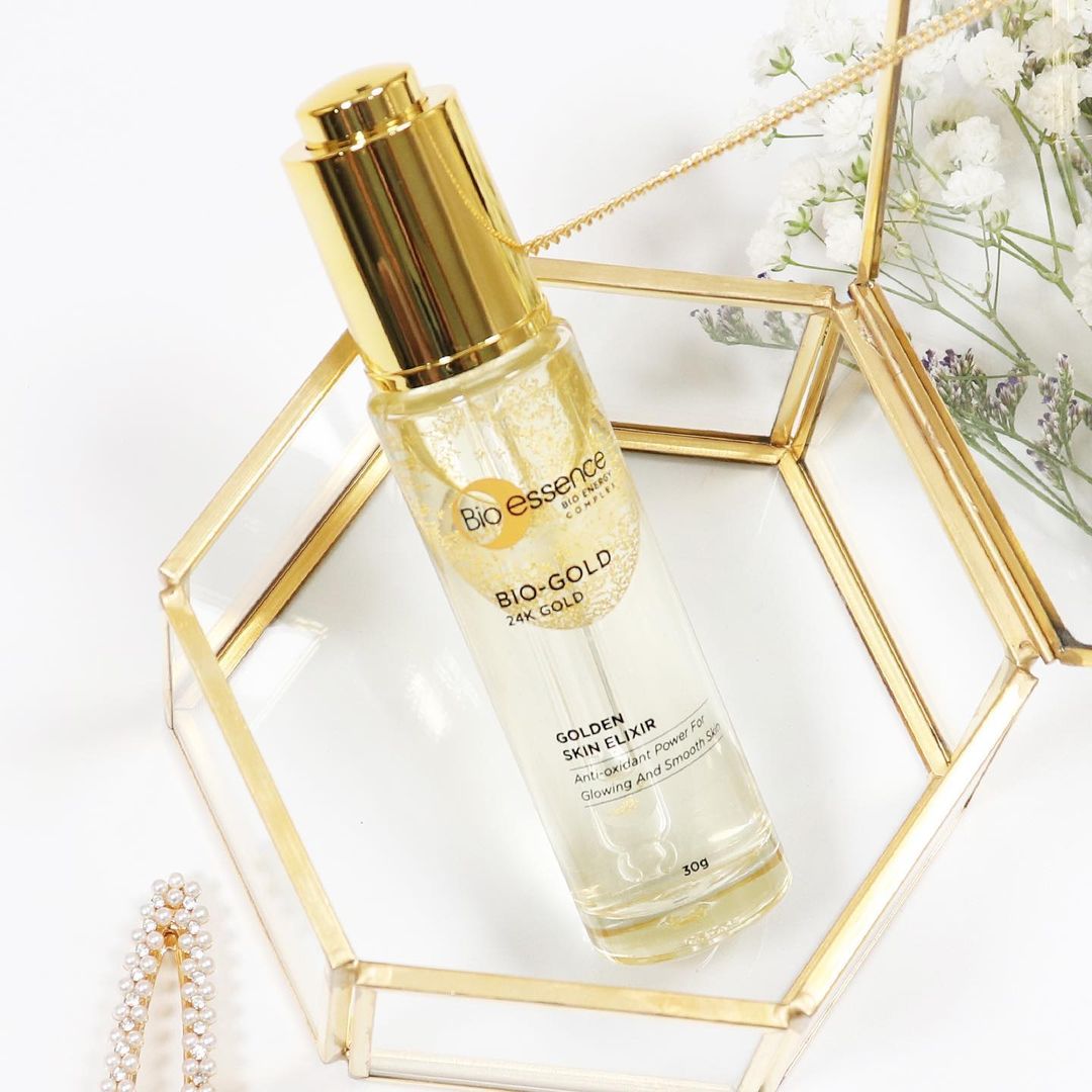 Bio-Gold金翠光润净斑精华中清晰可见上下双层分层:上层是享有「液体黄金」美誉的护肤圣品摩洛哥坚果油,当中富含肉眼眼清晰可见的24K金成分。2款「黄金养肤」王者成分加持下,轻松帮助润泽修护肌肤,高效提亮暗沉肌、抚纹、深层锁水和赋活肌肤。 下层则由主打净斑提亮的光润净斑配方组成,内含稳定且高效的成分,轻松击退各种显现岁月痕迹的「斑」,让你重拾净白透亮美肌般的原生光彩。