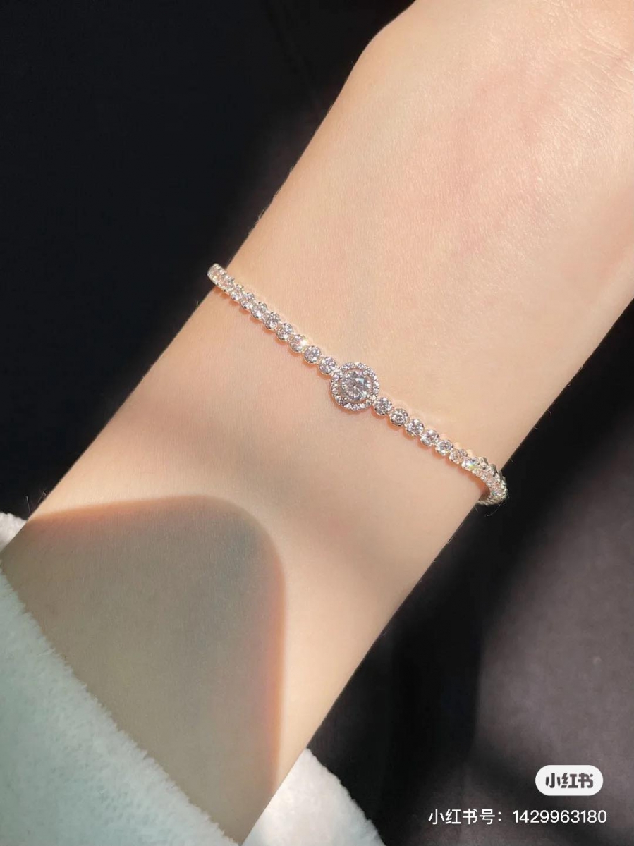 Pandora 锆石手链 Sparkling Halo Tennis Bracelet 细致精美的设计被博主们称为「看起来平平无奇,戴起来美炸天」!闪亮的锆石并排串在一起,上手佩戴非常显胳膊细。