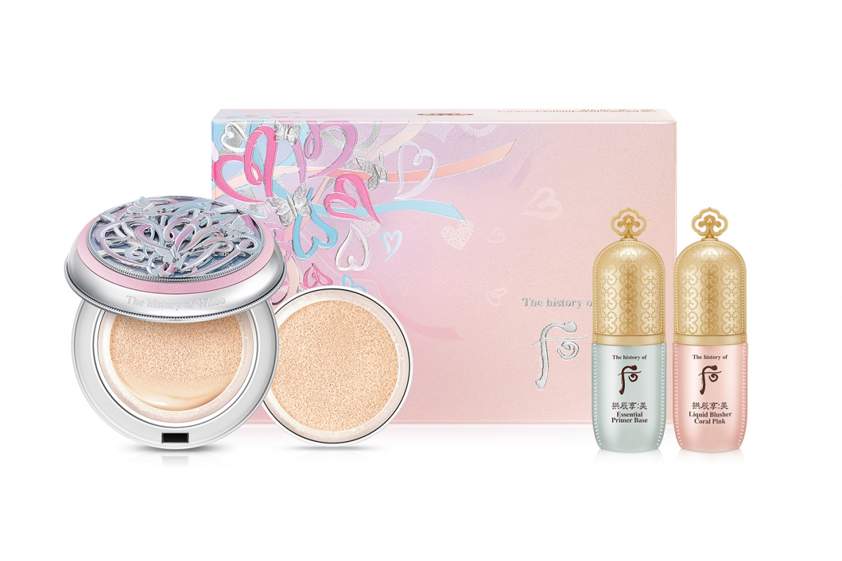 气垫外壳采以精致立体雕花设计,缀以象征春天的柔美色调,仿如古代宫廷里繁花似锦的春天美景。华美外包装上的优雅蝴蝶翅膀预示着春季到来;配以温柔色彩华丽丝带,展现春暖花开愉悦感。 凡入手限量版Gongjinhyang:Seol Radiant White Moisture Cushion Foundation 15g Regular + 15g Refill,即可获赠Gongjinhyang:Mi Liquid Blusher (Coral Pink) 8ml, Gongjinhyang:Mi Primer Base 8ml ;让它们陪你画出完美底妆,让肌肤焕发春天般的柔美光彩!赶快手刀抢购去~现已可在下列The History of Whoo官方购买通道购得: