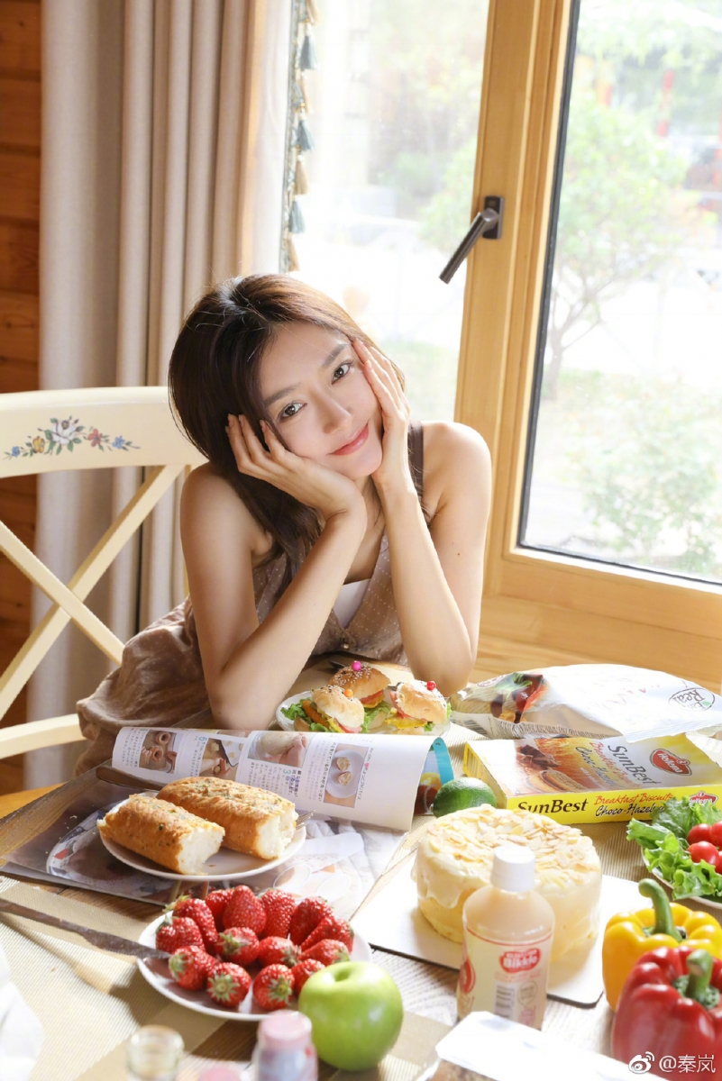 Tips 8 :无需过分节食,坚持早餐吃得饱足丰盛 秦岚透露自己为了上镜更好看确实会节食,但不会过分忌口。日常中会多吃健康和高纤维的蔬果、少吃易导致发胖的食物,坚持每餐吃7分饱,并且适当放慢进食速度加强饱足感;将这几个简单习惯坚持下来好好养成,自然就不会暴饮暴食易发胖了。因拍摄需求被迫要短时间内瘦身有成的话,她会在早餐的时候吃得丰盛、午餐吃得饱足健康,晚餐则直接戒掉不吃。