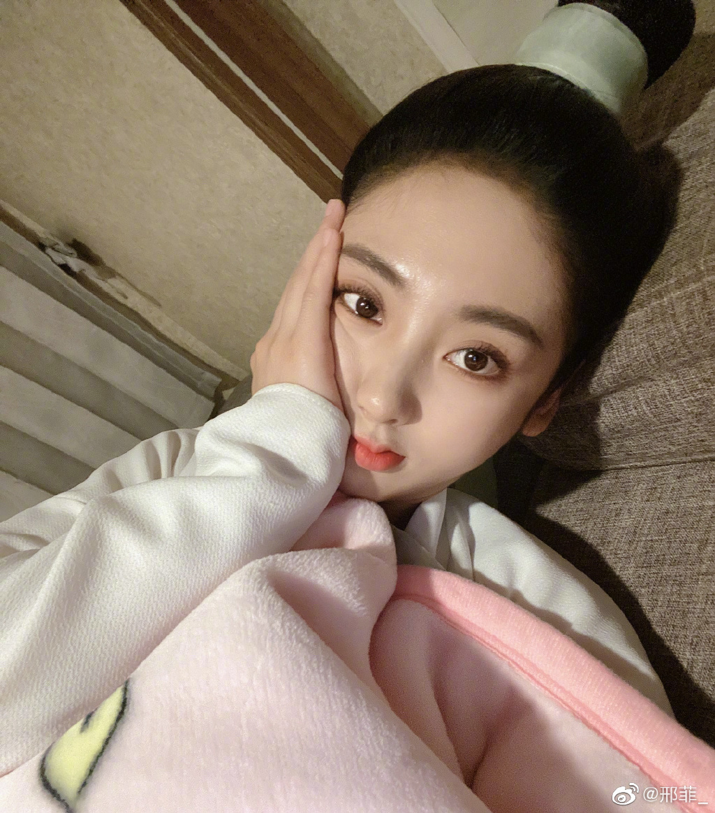看过邢菲演出的影视作品都知道她的皮肤状态非常不错，高清镜头下淡妆就很清秀可人，纤瘦身型也大受女生观众们羡慕！在小红书上很活跃的她不时会分享自己的保养护肤和瘦身小贴士，想和她一样拥有初恋肌、做好体重管理的话，赶紧笔记学习吧！