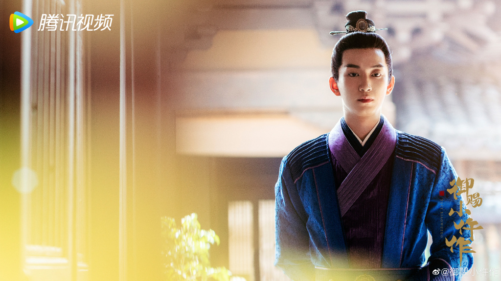 御赐小仵作看点(二):男主角萧瑾瑜获封「男主人设天花板」 《御赐小仵作》除了剧情被大赞,男主角「小金鱼」王爷萧瑾瑜更是获观众封为「男主人设天花板」,冷静客观断案如神的他身为权贵,但待人接礼谦逊温柔;虽是处事严明的「冷面王爷」人设,但懂得尊重女性、疼惜下属、以理服人。