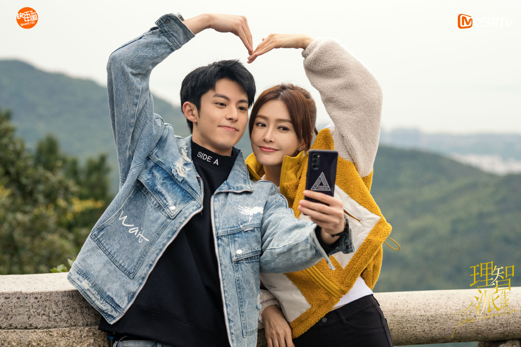 《延禧攻略》中饰演「白月光」富察皇后的女神演员秦岚,近期再有大火作品《理智派生活》和观众见面。剧中她和年轻演员王鹤棣上演高甜姐弟恋,状态超好的她真实年龄虽比对方大19岁,但俩人演CP真的一点违和感都没有!