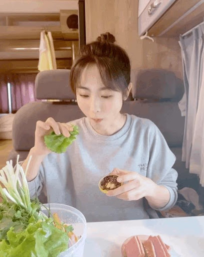 至于三餐分别该吃什么，细看邢菲在社交媒体平台上分享的日常餐饮会发现并没有固定菜单，只要确保摄取的食物有营养即可。她表示，早餐是三餐中最重要、必吃的一餐，而午餐的话，可以吃得管饱一些。晚餐则会挑选糖分不高的水果和高纤蔬菜吃。