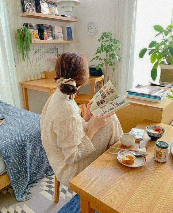 # 3 养成比平时早起至少一小时的习惯 非常多网民博主推荐阅读的《起床后黄金一小时》中,作者分享了许多个人早起经验所得,旨在建议大家把握早起一小时,活出更美好的生活、有更多时间做自己喜欢的事。 博主 @ 进击中的乐多 就此书分享了自己的早起提高效率的小方法: