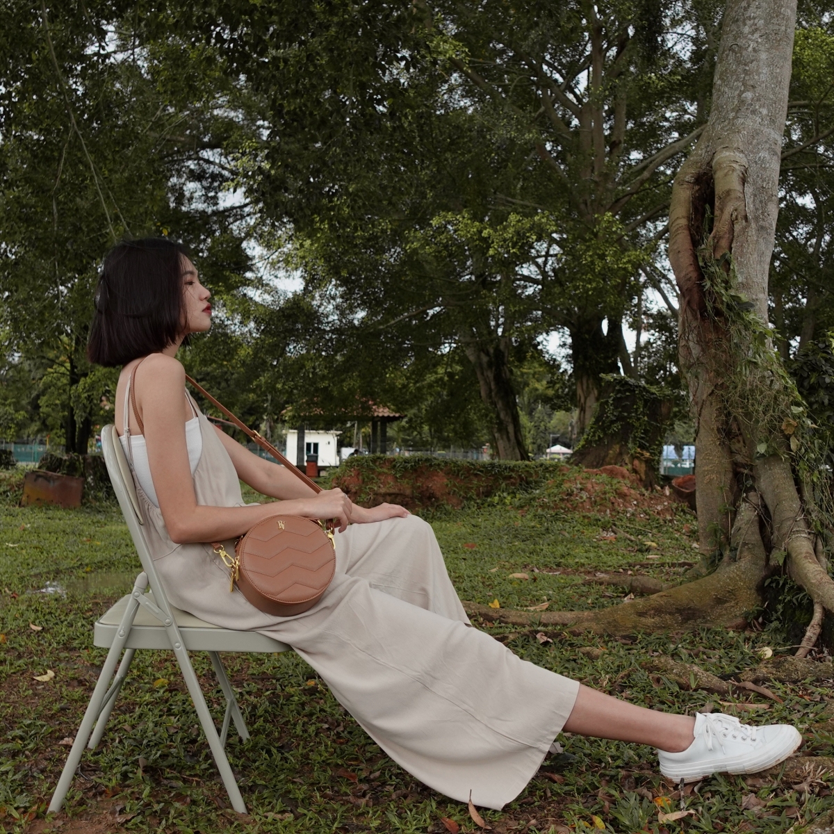 # 平价小圆包推荐 2:B.ADORE Celia Collection 小圆包 马来西亚本土品牌B.adore也是许多本地小资女、包包控们的爱牌!想要跟上小圆包热潮但「购物储备金」有限?她们家热销的这款Celia Collection圆饼包很值得考虑!同系列共有质感黑色、气质焦糖棕、百搭裸色款可选,搭配日常穿搭时髦度UP!