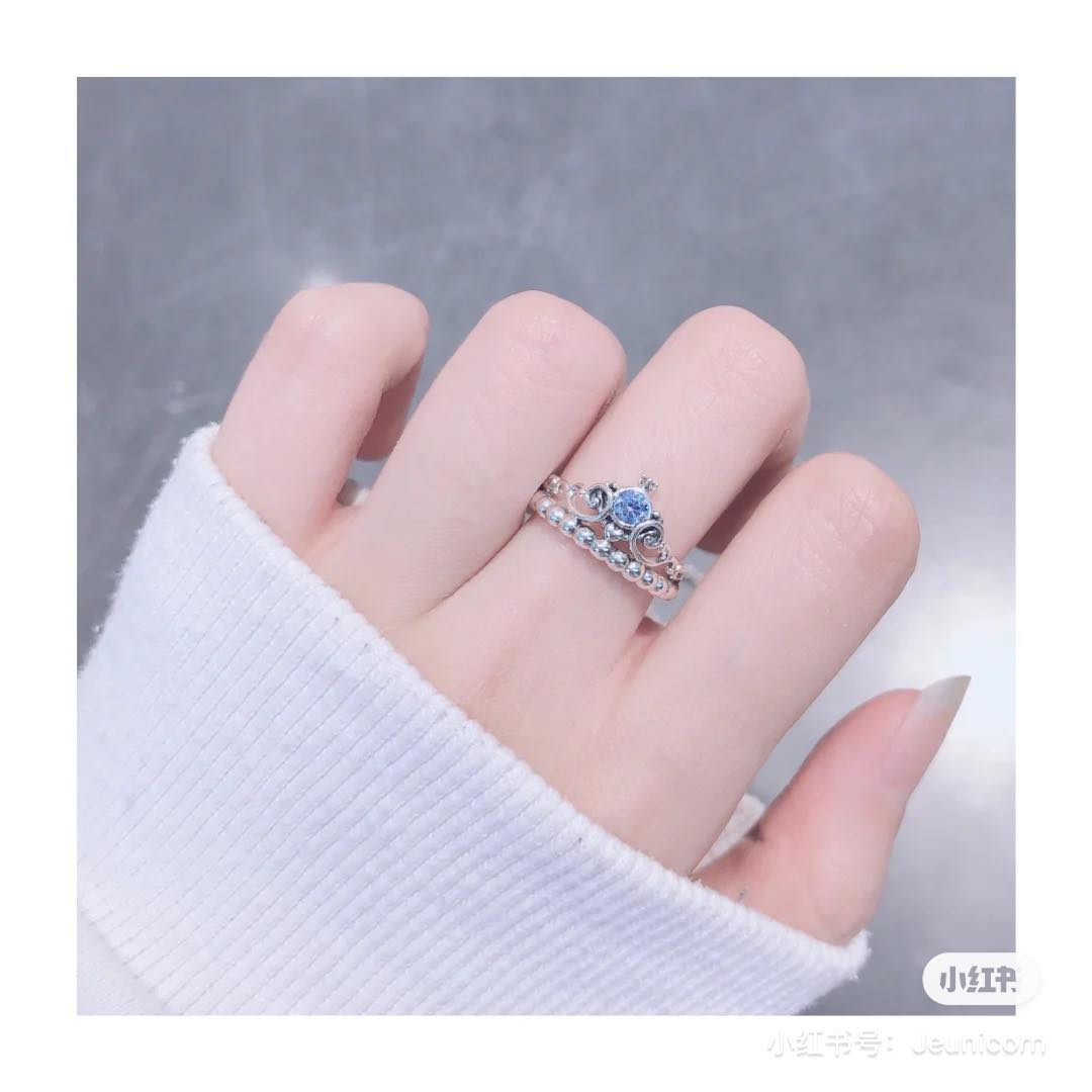 Pandora 灰姑娘蓝色冠冕戒指 Disney Cinderella Blue Tiara Ring 蓝色控绝对不能错过这款蓝宝石公主系戒指!整体公主冠冕涉及采用了漩涡状的纹路围绕,配以正中间的蓝色宝石完美点缀。